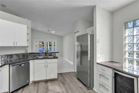 Villa ou maison à vendre à Pembroke Pines, Floride: 3 chambres, 141.21 m2 № 2145658 - photo 6