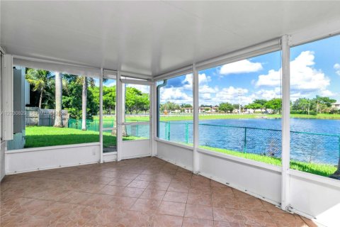 Villa ou maison à vendre à Pembroke Pines, Floride: 3 chambres, 141.21 m2 № 2145658 - photo 3
