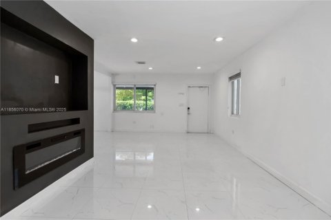 Villa ou maison à vendre à North Miami, Floride: 2 chambres, 91.42 m2 № 1881767 - photo 7