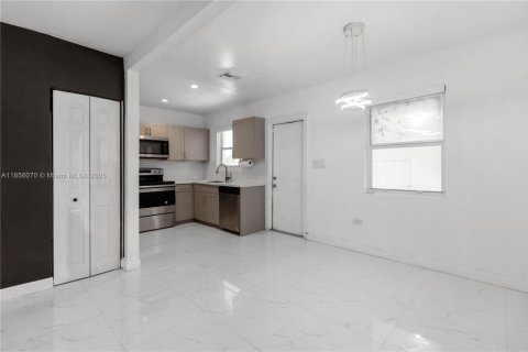 Villa ou maison à vendre à North Miami, Floride: 2 chambres, 91.42 m2 № 1881767 - photo 6