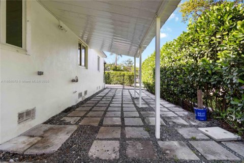 Villa ou maison à vendre à North Miami, Floride: 2 chambres, 91.42 m2 № 1881767 - photo 23