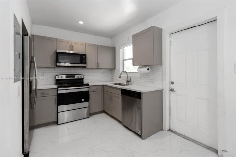 Villa ou maison à vendre à North Miami, Floride: 2 chambres, 91.42 m2 № 1881767 - photo 12