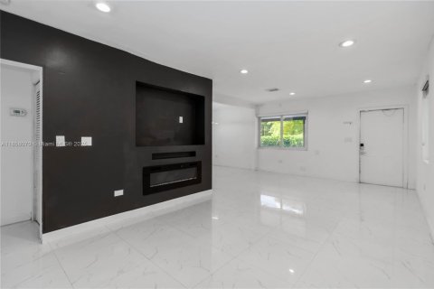 Villa ou maison à vendre à North Miami, Floride: 2 chambres, 91.42 m2 № 1881767 - photo 3