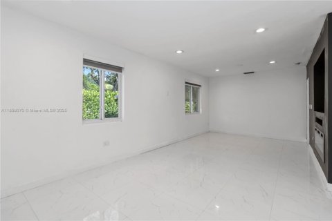 Villa ou maison à vendre à North Miami, Floride: 2 chambres, 91.42 m2 № 1881767 - photo 5