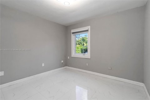 Villa ou maison à vendre à North Miami, Floride: 2 chambres, 91.42 m2 № 1881767 - photo 17