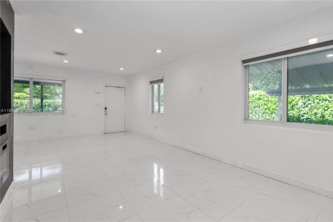 Villa ou maison à vendre à North Miami, Floride: 2 chambres, 91.42 m2 № 1881767 - photo 4