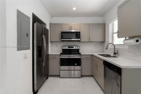 Villa ou maison à vendre à North Miami, Floride: 2 chambres, 91.42 m2 № 1881767 - photo 11