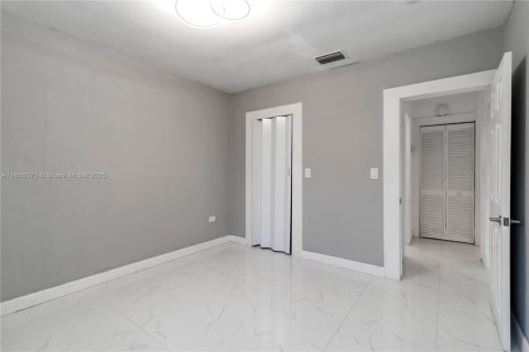 Villa ou maison à vendre à North Miami, Floride: 2 chambres, 91.42 m2 № 1881767 - photo 19