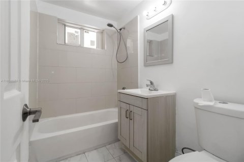 Villa ou maison à vendre à North Miami, Floride: 2 chambres, 91.42 m2 № 1881767 - photo 20