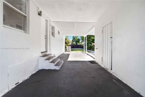Villa ou maison à vendre à North Miami, Floride: 2 chambres, 91.42 m2 № 1881767 - photo 21