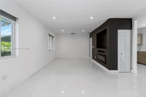 Villa ou maison à vendre à North Miami, Floride: 2 chambres, 91.42 m2 № 1881767 - photo 8