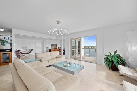 Condo in West Palm Beach, Florida, 2 bedrooms № 2087657 - photo 3