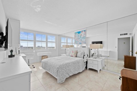 Condo in West Palm Beach, Florida, 2 bedrooms № 2087657 - photo 13