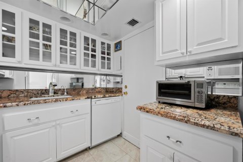 Condo in West Palm Beach, Florida, 2 bedrooms № 2087657 - photo 8