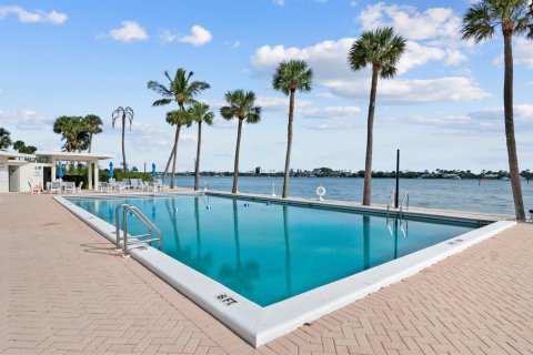 Condo in West Palm Beach, Florida, 2 bedrooms № 2087657 - photo 18