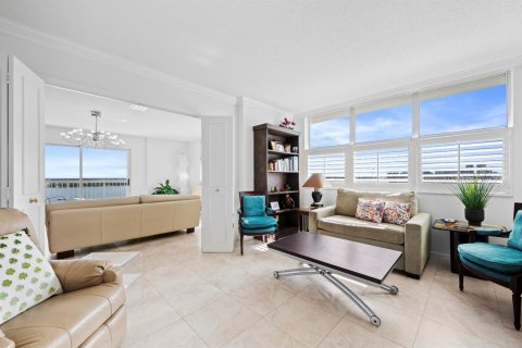 Condo in West Palm Beach, Florida, 2 bedrooms № 2087657 - photo 9