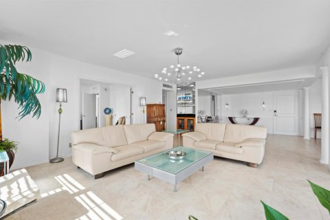 Condo in West Palm Beach, Florida, 2 bedrooms № 2087657 - photo 4