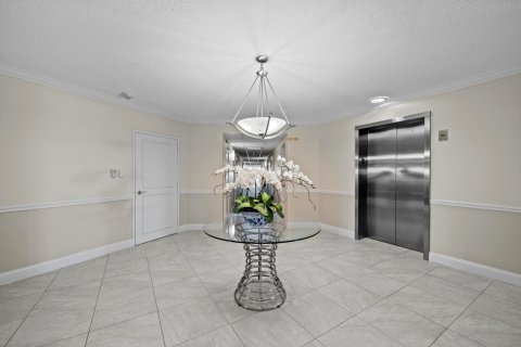 Condo in West Palm Beach, Florida, 2 bedrooms № 2087657 - photo 15