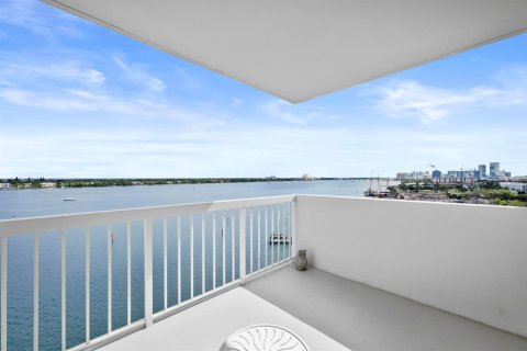 Condo in West Palm Beach, Florida, 2 bedrooms № 2087657 - photo 16