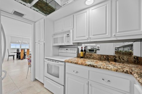 Condo in West Palm Beach, Florida, 2 bedrooms № 2087657 - photo 7