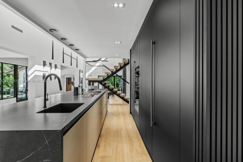 House in Coral Gables, Florida 4 bedrooms, 623.93 sq.m. № 1965141 - photo 7