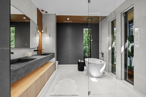 House in Coral Gables, Florida 4 bedrooms, 623.93 sq.m. № 1965141 - photo 15