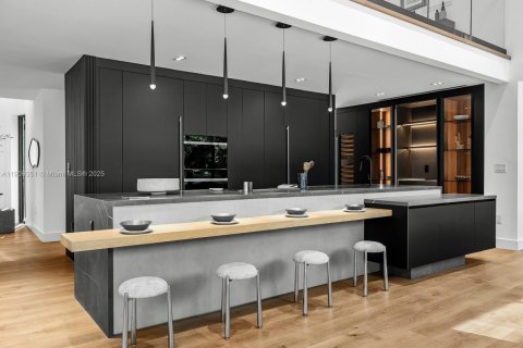 House in Coral Gables, Florida 4 bedrooms, 623.93 sq.m. № 1965141 - photo 6