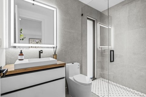 House in Coral Gables, Florida 4 bedrooms, 623.93 sq.m. № 1965141 - photo 18