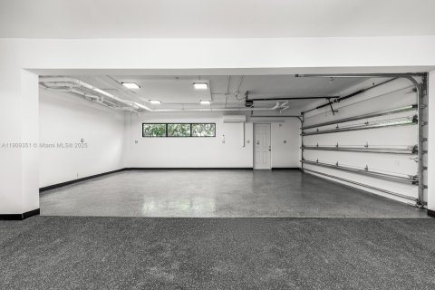 House in Coral Gables, Florida 4 bedrooms, 623.93 sq.m. № 1965141 - photo 24