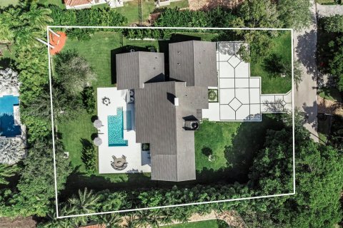 House in Coral Gables, Florida 4 bedrooms, 623.93 sq.m. № 1965141 - photo 1