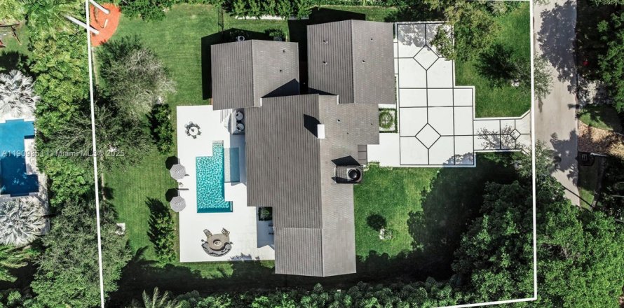 House in Coral Gables, Florida 4 bedrooms, 623.93 sq.m. № 1965141