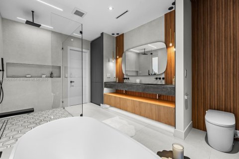 House in Coral Gables, Florida 4 bedrooms, 623.93 sq.m. № 1965141 - photo 16