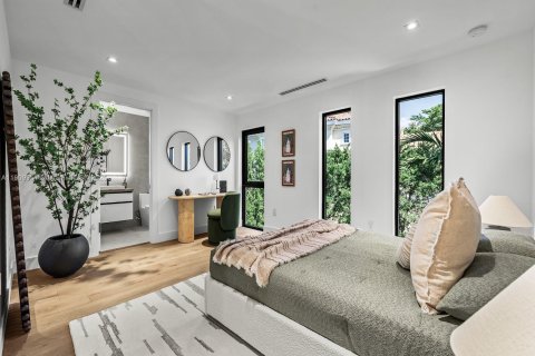 House in Coral Gables, Florida 4 bedrooms, 623.93 sq.m. № 1965141 - photo 17