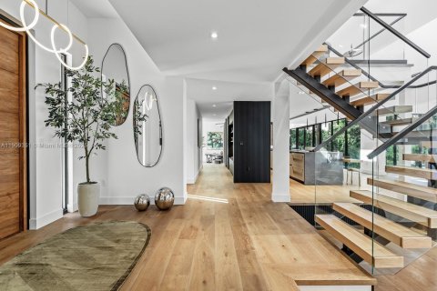 House in Coral Gables, Florida 4 bedrooms, 623.93 sq.m. № 1965141 - photo 4