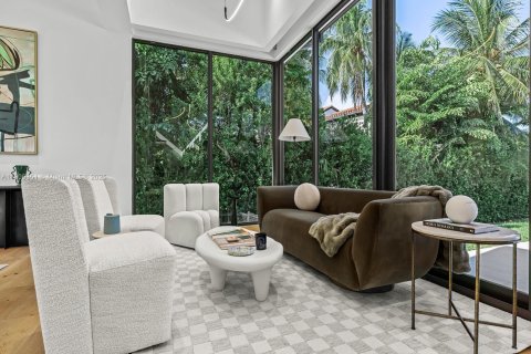 House in Coral Gables, Florida 4 bedrooms, 623.93 sq.m. № 1965141 - photo 10
