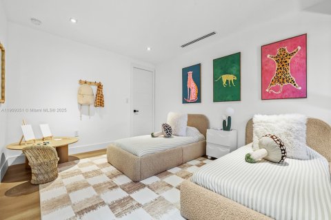 House in Coral Gables, Florida 4 bedrooms, 623.93 sq.m. № 1965141 - photo 19