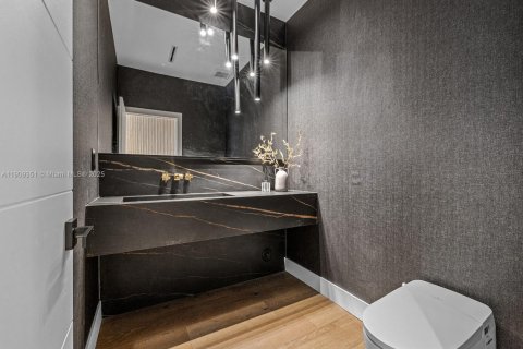 House in Coral Gables, Florida 4 bedrooms, 623.93 sq.m. № 1965141 - photo 8