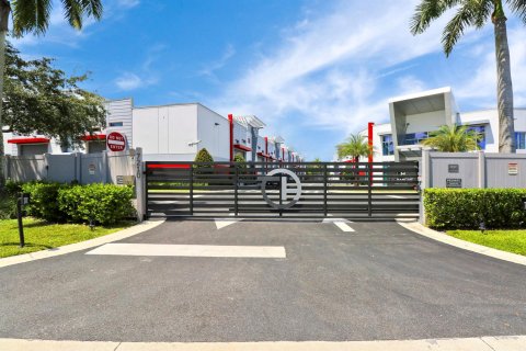 Commercial property in Riviera Beach, Florida № 2250565