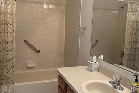 House in Lady Lake, Florida 2 bedrooms, 147.16 sq.m. № 2277376 - photo 10