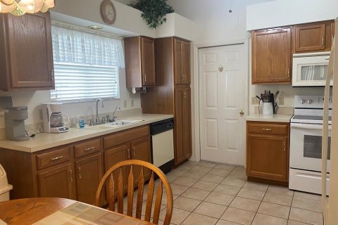 House in Lady Lake, Florida 2 bedrooms, 147.16 sq.m. № 2277376 - photo 3