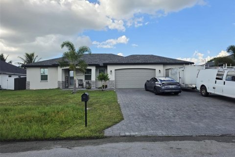 Villa ou maison à vendre à Cape Coral, Floride: 4 chambres, 170.01 m2 № 2425518 - photo 2
