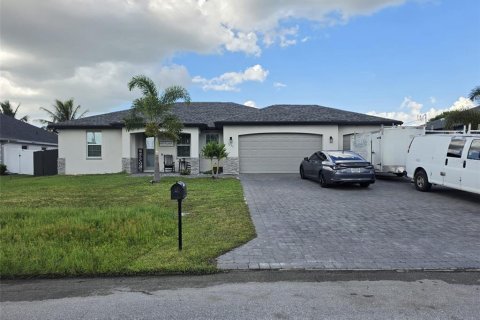 Villa ou maison à vendre à Cape Coral, Floride: 4 chambres, 170.01 m2 № 2425518 - photo 4