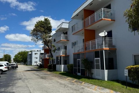 Снять в аренду кондоминиум в Майами, Флорида 2 спальни, № 1998834 - фото 13