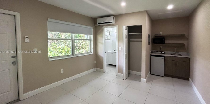 Estudio en Miami, Florida № 1990901
