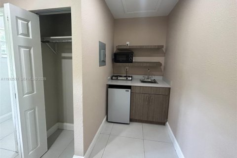Apartamento en alquiler en Miami, Florida, 18.58 m2 № 1990901 - foto 2