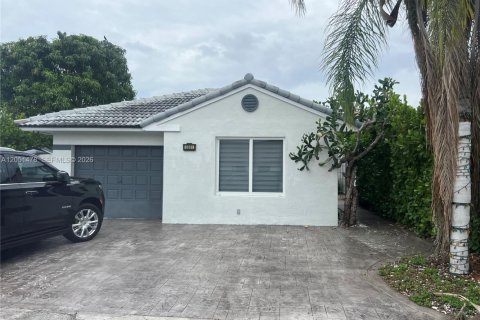 House in Miami, Florida 5 bedrooms, 163.88 sq.m. № 2168083