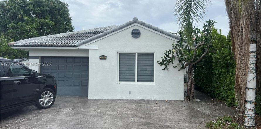 House in Miami, Florida 5 bedrooms, 163.88 sq.m. № 2168083