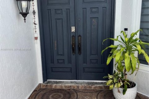House in Miami, Florida 5 bedrooms, 163.88 sq.m. № 2168083 - photo 3