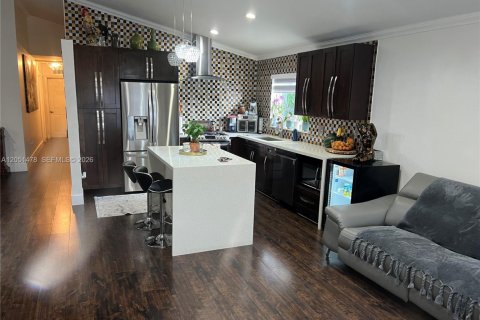 House in Miami, Florida 5 bedrooms, 163.88 sq.m. № 2168083 - photo 8