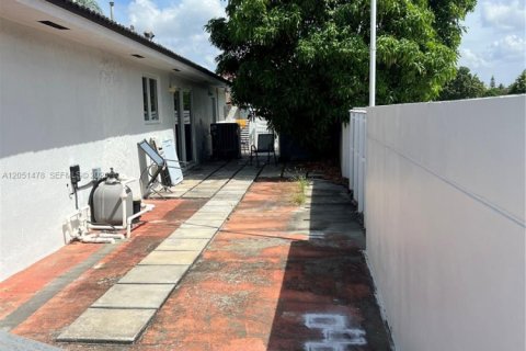 House in Miami, Florida 5 bedrooms, 163.88 sq.m. № 2168083 - photo 29